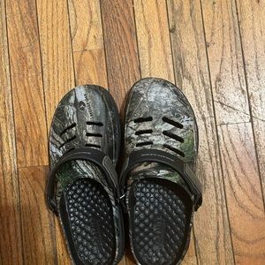 Crocs Adult Classic All Terrain Mossy Oak Brush Camo Clogs Size 10 Men